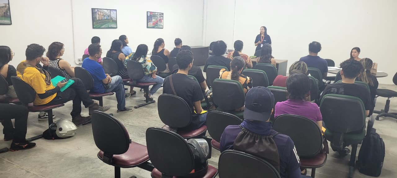 pessoas sentadas em uma sala com carteiras
